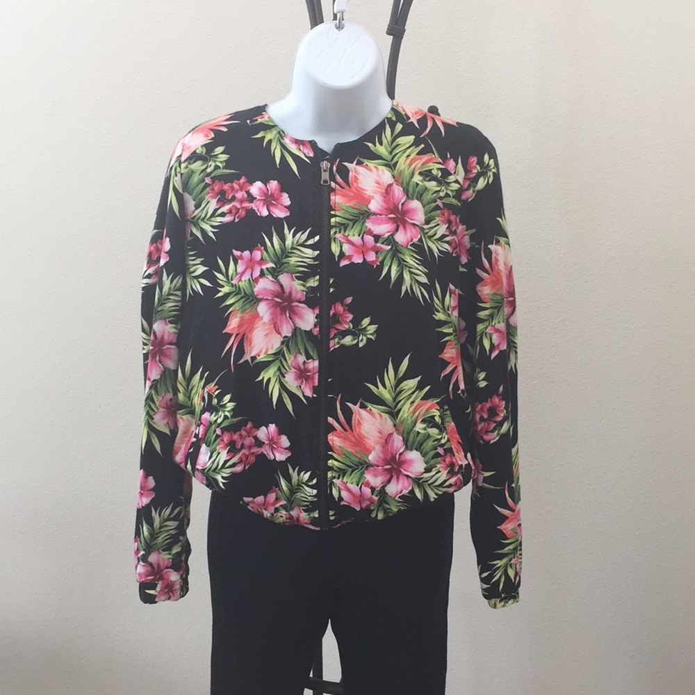 A spring/ summer jacket with zipper in front. Sz S